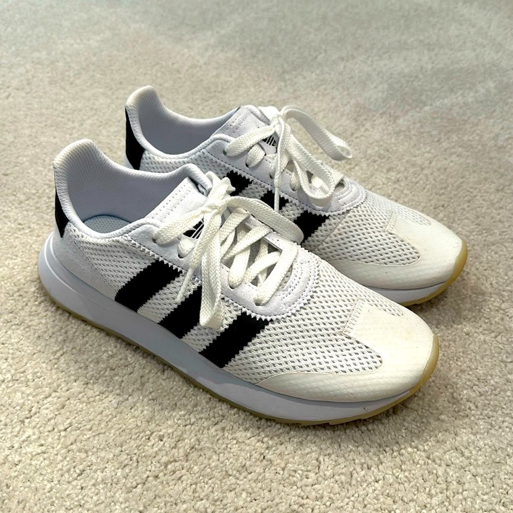 Adidas women’s size 8 athletic shoes EUC (worn maybe twice)